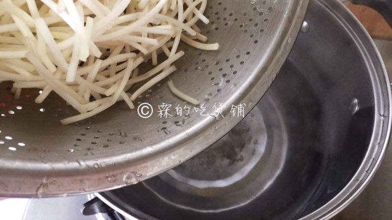 能多吃一碗饭的 水煮肉片,将<a style='color:red;display:inline-block;' href='/shicai/ 133'>绿豆芽</a>放入开水中汆烫一下。