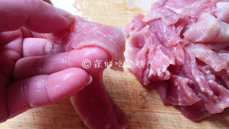 能多吃一碗饭的 水煮肉片,肉切片,尽量切的薄一点。