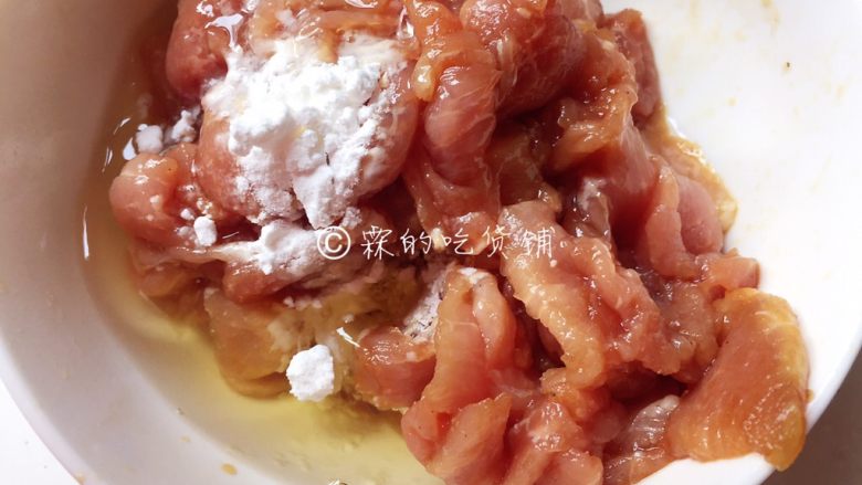 能多吃一碗饭的 水煮肉片,<a style='color:red;display:inline-block;' href='/shicai/ 17'>蛋清</a>和淀粉,抓匀备用。