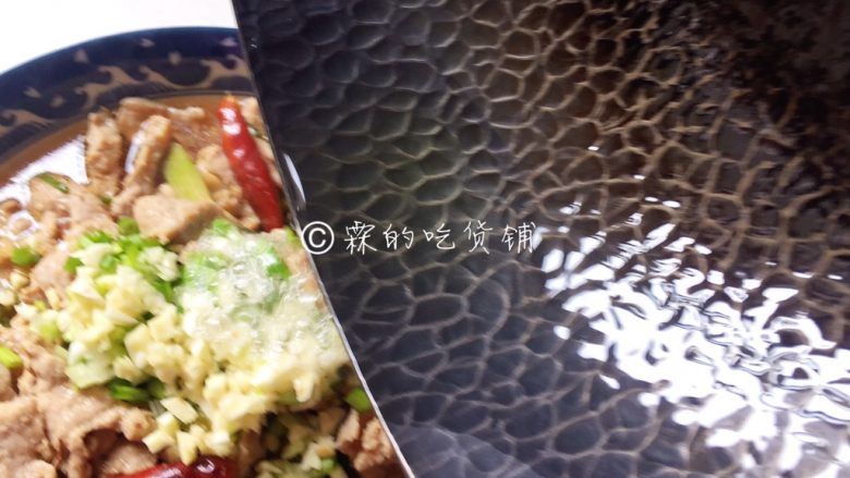 能多吃一碗饭的 水煮肉片,约50ml的油,烧热,浇在葱花和蒜末上,一股香气迎面扑来🤤
