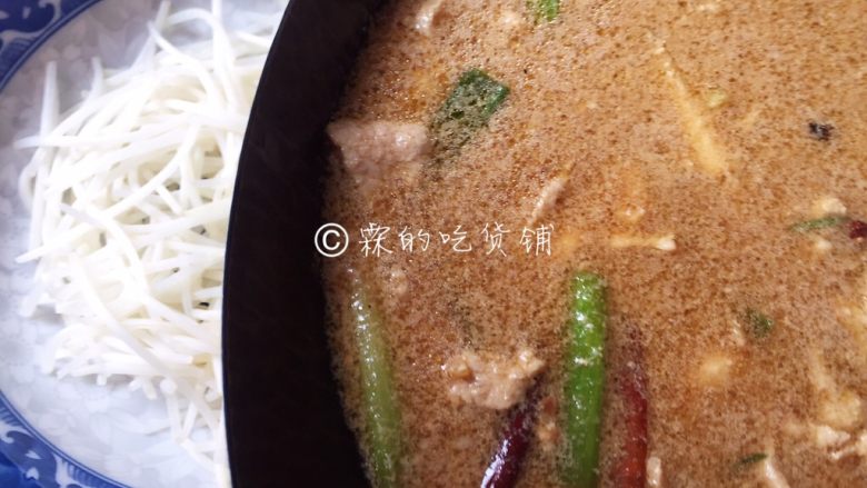 能多吃一碗饭的 水煮肉片,随后连汤带肉片一起倒在烫熟的豆芽上。