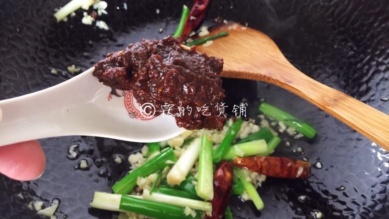 能多吃一碗饭的 水煮肉片,随后加入豆瓣酱,炒出红油。
