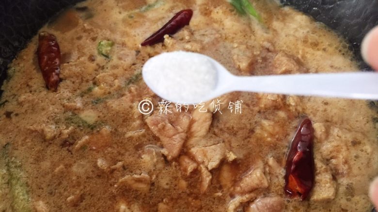 能多吃一碗饭的 水煮肉片,加适量的盐和<a style='color:red;display:inline-block;' href='/shicai/ 10588'>糖</a>。