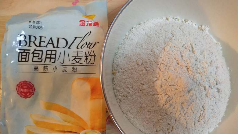 北极甜虾披萨,(此饼皮分量做九寸厚底披萨大概四个!)
一, 披萨饼底
将金龙鱼高筋面粉,多谷面包粉放盆中,加入盐,<a style='color:red;display:inline-block;' href='/shicai/ 10588'><a style='color:red;display:inline-block;' href='/shicai/ 10588'>糖</a></a>