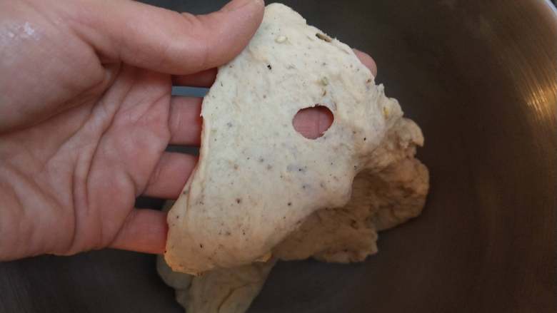 北极甜虾披萨,揉至面团拉开,破洞边缘呈现不规则的扩展阶段即可