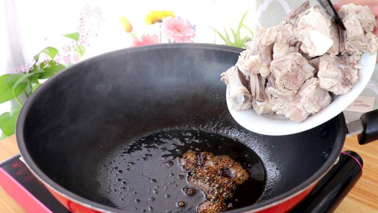 菠萝咕噜排骨,炒至琥珀色时,加入排骨,大火翻炒上色
tips:冰糖炒至琥珀色时,可以给排骨上色,这样就可以不用加生抽这些调味品了