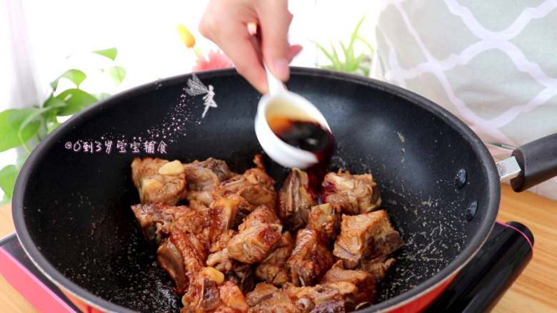 菠萝咕噜排骨,倒入儿童酱油
tips:1岁以后的宝宝可适当吃一些宝宝酱油,也就是无添加的儿童酱油