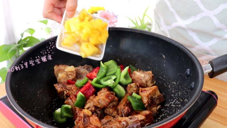 菠萝咕噜排骨,加甜椒、菠萝,继续大火翻炒均匀