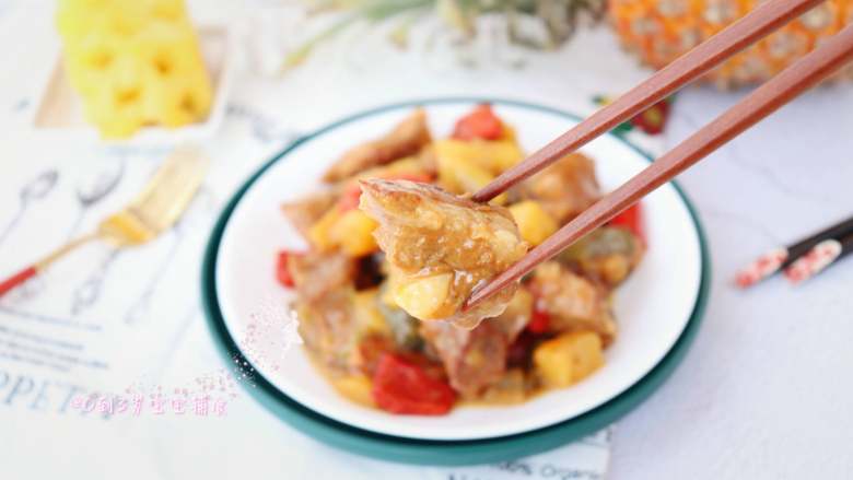 菠萝咕噜排骨,出锅时可大火收汁,也可留一些汤汁来拌饭吃。