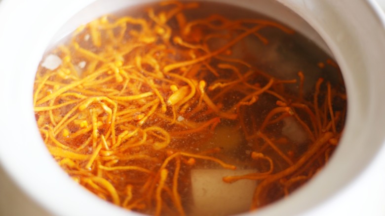 养生滋补的虫草山药排骨汤,加入没过食材多一半的水,大火烧开,关小火慢煨1.5小时。