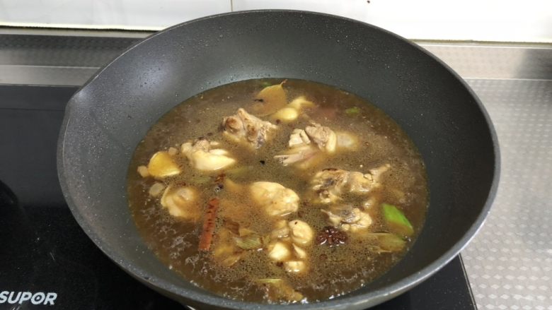 黄焖鸡,加入稍多清水,没过鸡块,大火烧开转中小火炖20分钟