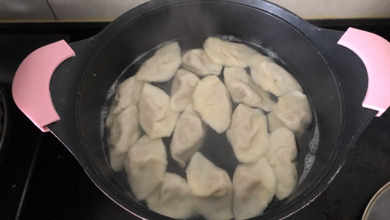 营养丰富的胡萝卜香菇猪肉饺子,锅里倒入适量的水煮沸后放入水饺,大火煮至水饺浮在水面上即可。
