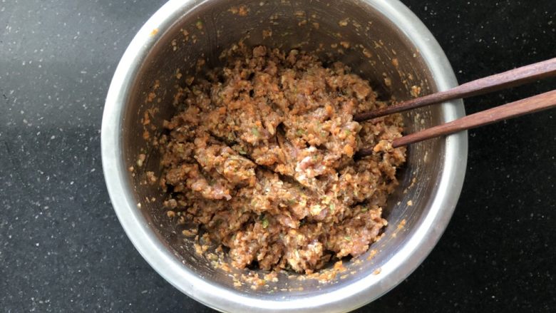 营养丰富的胡萝卜香菇猪肉饺子,顺时针搅拌均匀。