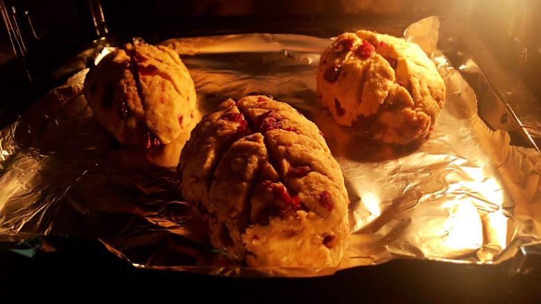 蔓越莓全麦面包,11.烤25分钟左右,观察面包颜色,颜色满意了,就覆盖上锡纸,继续烤