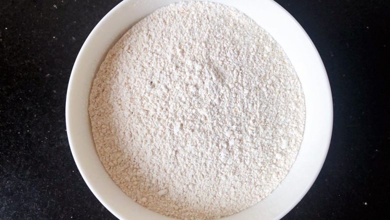 蔓越莓全麦面包,1.准备全麦面粉300g,放入干净的碗中,不能是其他面粉