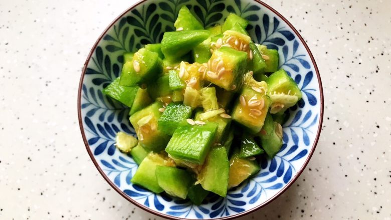 属于春天的果汁~羊角蜜香梨汁,羊角蜜洗净,去掉瓜头和瓜蒂,去不去皮都可以,切成小块,瓜瓤和瓜籽不用去掉