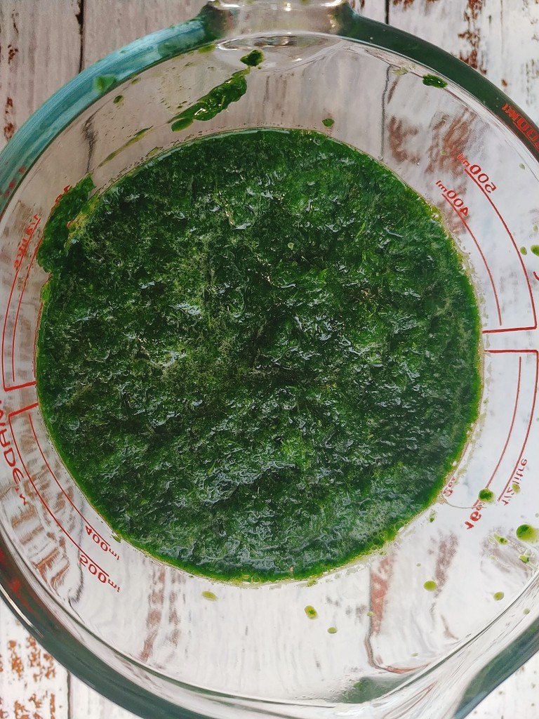 网红咸蛋黄肉松青团~咸蛋黄肉松馅&花生馅,用料理机或者打汁机加适量饮用水打成菜泥汁,我没过滤叶渣,是我觉得这样味道更浓妆,你要是不喜欢叶渣可以过滤,只留汁;