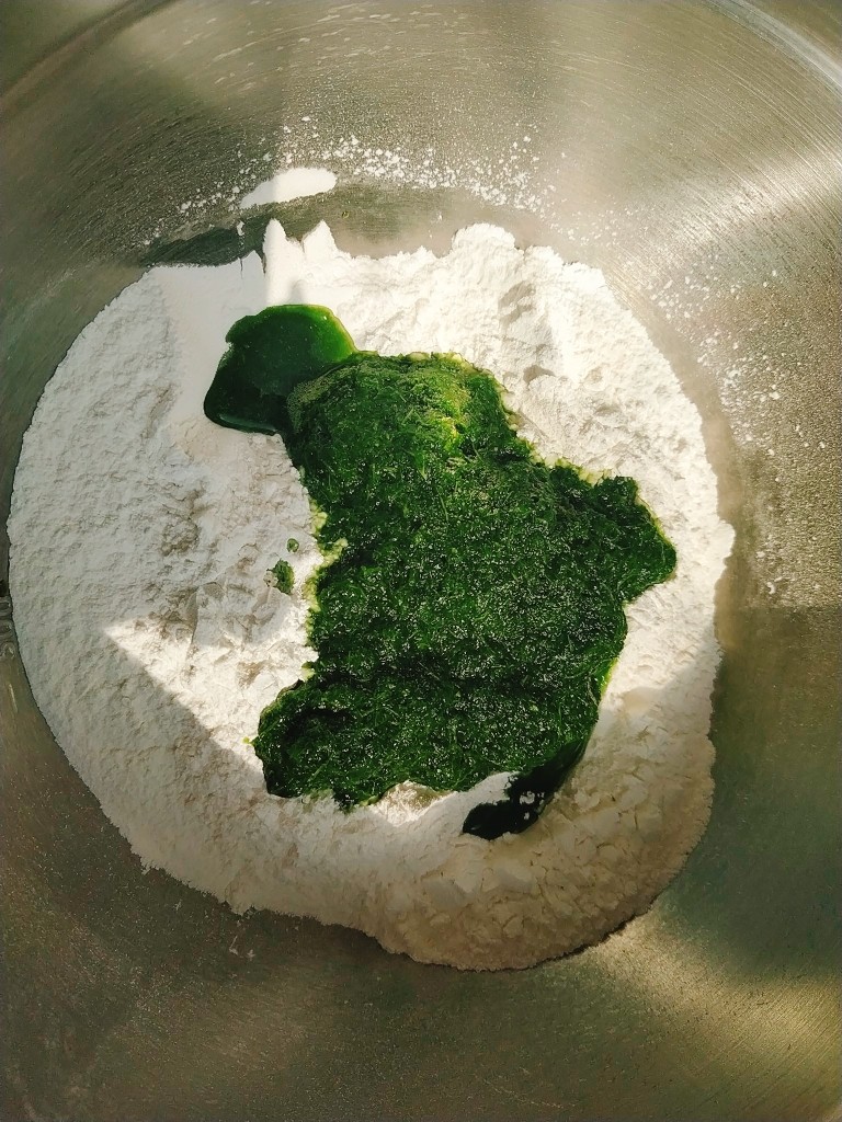 网红咸蛋黄肉松青团~咸蛋黄肉松馅&花生馅,水磨糯米粉和<a style='color:red;display:inline-block;' href='/shicai/ 10906'>澄面</a>放盆里加入艾草叶泥汁;
