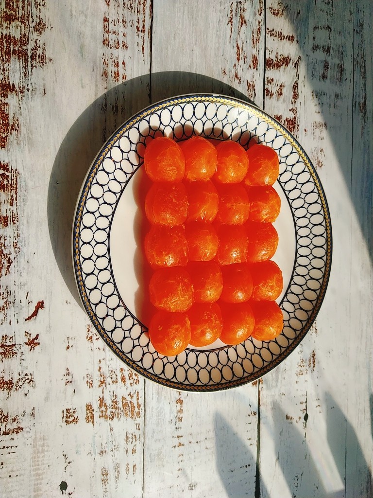 网红咸蛋黄肉松青团~咸蛋黄肉松馅&花生馅,提前三天处理咸蛋黄,我用的是金奇香咸蛋黄,是密封抽真空冷冻保存的,把咸蛋黄打开包装放盘子里室温解冻8个小时,然后放在花生油里浸泡24-48小时,盆上面覆盖保鲜膜冷藏;
