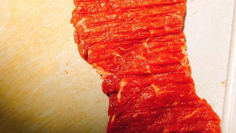 宝宝牛排,牛肉用刀背正反拍打10次!把肉拍散!