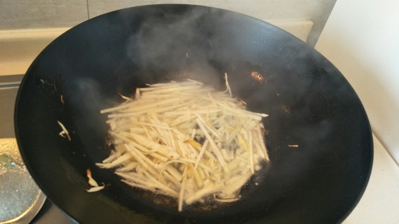 开胃小炒☞芹菜炒笋丝,笋丝放入油锅大火编炒,炒到八分熟。