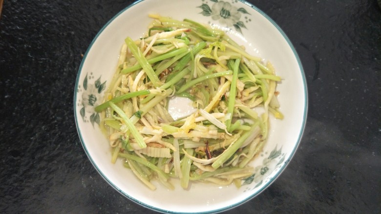 开胃小炒☞芹菜炒笋丝,十分钟就可以完成了,开胃小炒。