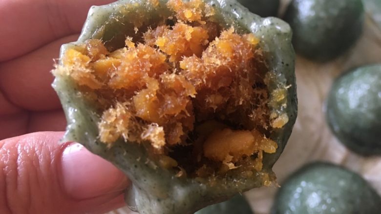 艾叶青团(咸蛋黄肉松馅),蒸熟后取出立即刷一层玉米油,趁热吃,软糯的皮儿,淡淡的艾草香,咸蛋黄和肉松的神仙搭配,怎么吃都不够,凉透后包保鲜膜保存,两三天还可以保持口感,久了皮硬,长期保存放冷冻,吃的时候取出再蒸几分钟即可