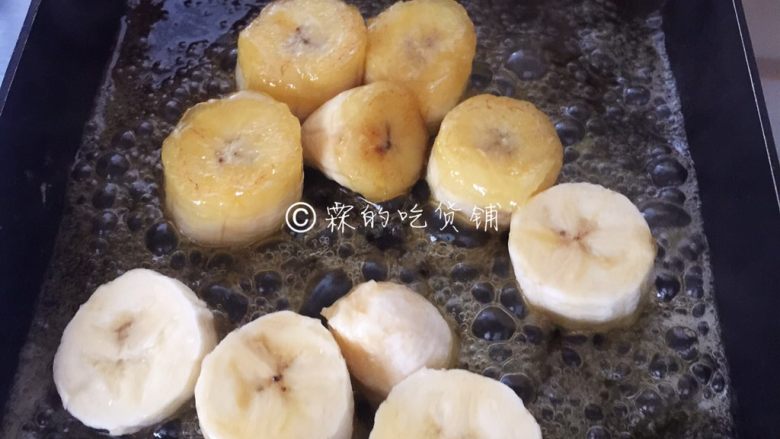 焦糖肉桂香蕉,煎至一面金黄,轻轻的翻面。