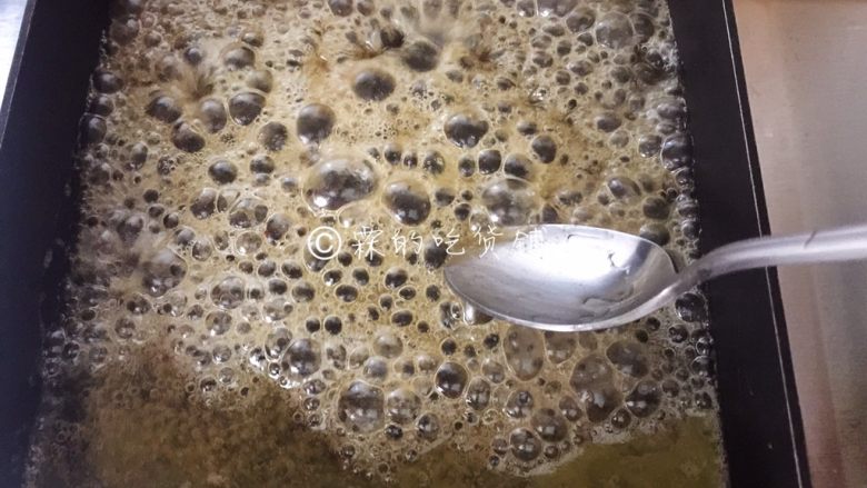 焦糖肉桂香蕉,小火, 将黄油等烧融化后,搅匀。