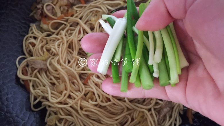 三丝炒面,最后加入小葱段,翻炒几下就可以出锅了。