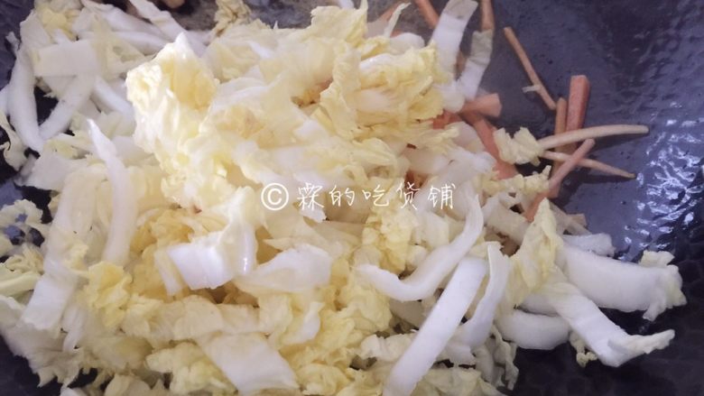 三丝炒面,等肉丝差不多熟了的时候,把它扒拉到一边,随后放入胡萝卜丝和娃娃菜,翻炒。