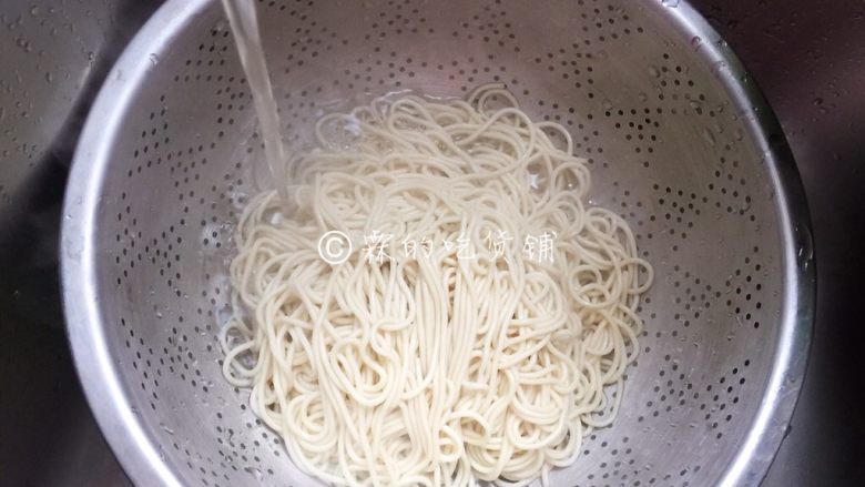 三丝炒面,捞出的面条过一下凉水,沥干水分,备用。