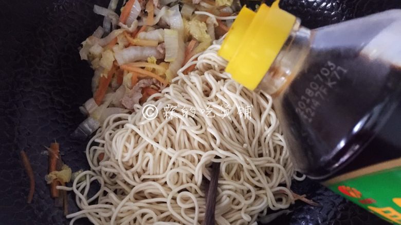 三丝炒面,等菜差不多熟了的时候,把面条倒入,再放入生抽。