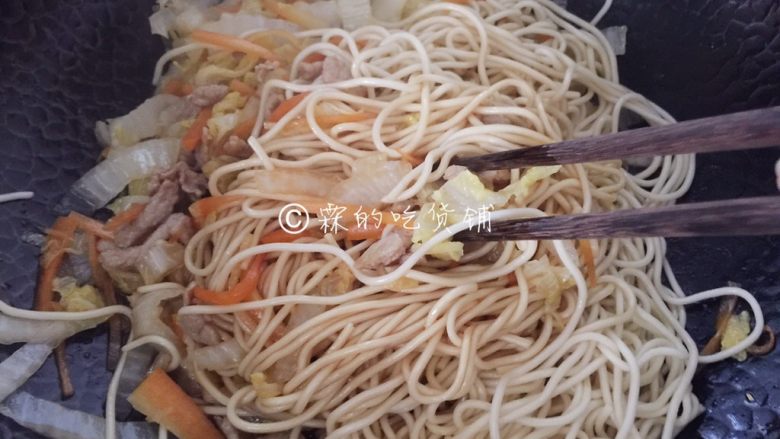 三丝炒面,用筷子加锅铲,翻炒均匀。
