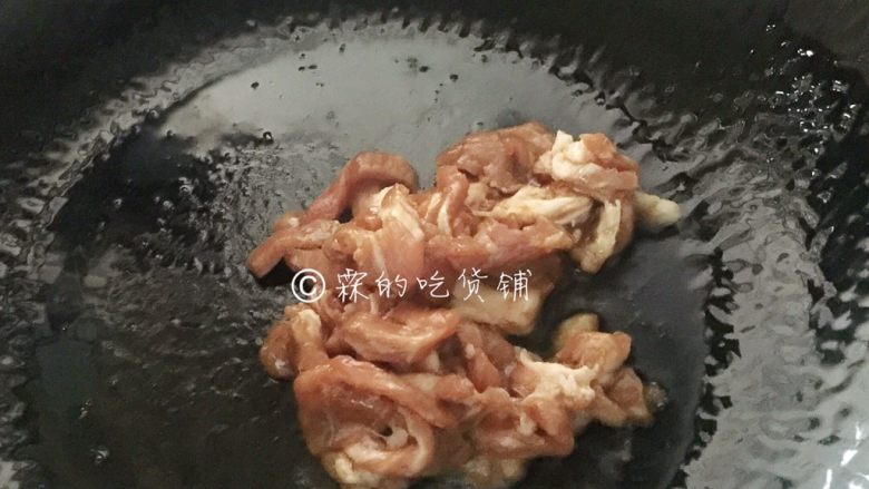 三丝炒面,这边起油锅,先把肉丝放入煸炒。