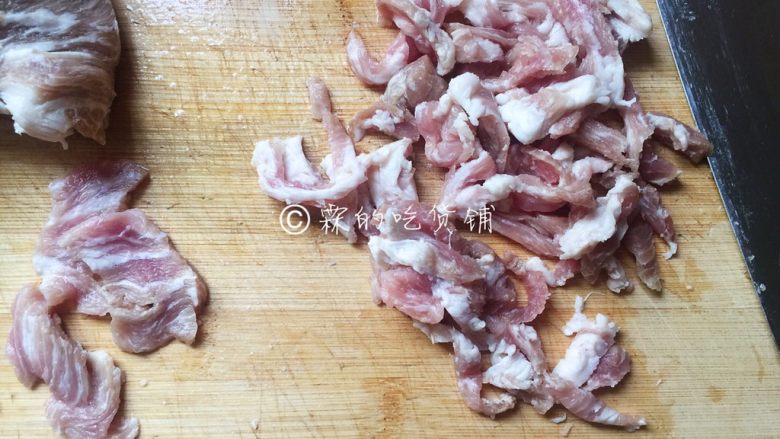 三丝炒面,精肉切丝(也可以直接购买切好的)。