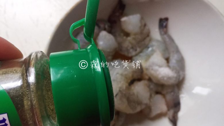 培根芝士烤虾卷,再加一点点胡椒粉,抓匀,腌制20分钟。