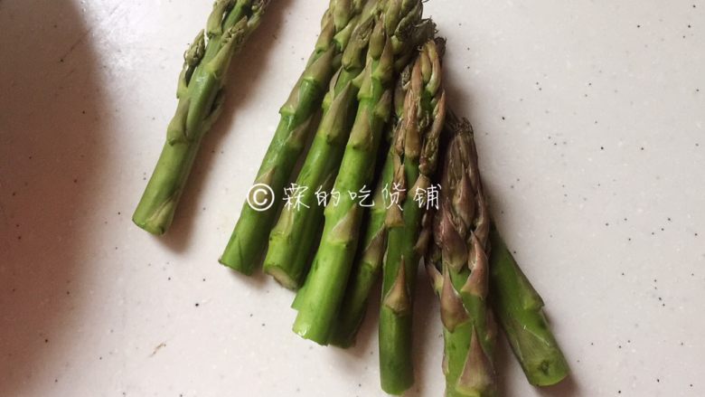 培根芝士烤虾卷,<a style='color:red;display:inline-block;' href='/shicai/ 122'>芦笋</a>要尖尖头那段,切成比培根略微长一点点的小段。