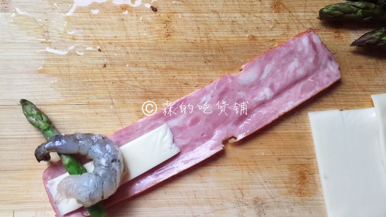 培根芝士烤虾卷,随后用一片培根,放上芝士、虾,芦笋尖,卷起。
