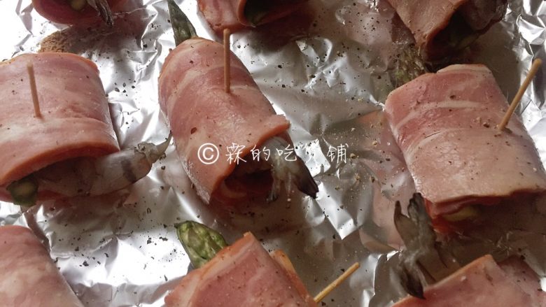培根芝士烤虾卷,suihouw在铺了锡纸的烤盘上,可以选择撒上一点点<a style='color:red;display:inline-block;' href='/shicai/ 134340'>黑胡椒粉</a>。