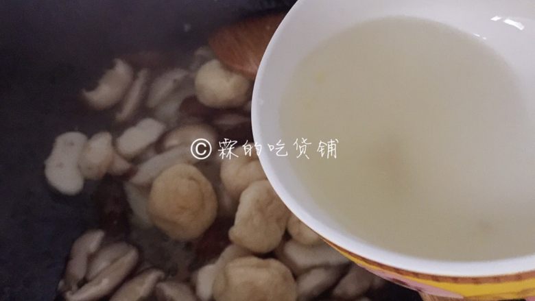 马蹄香菇烩鱼面筋,倒入少许的高汤或水,盖上锅盖炖2分钟左右。