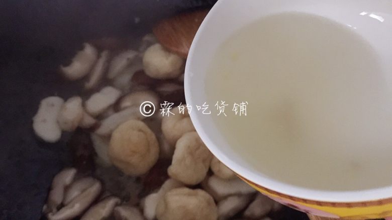 马蹄香菇烩鱼面筋,倒入少许的高汤或水，盖上锅盖炖2分钟左右。