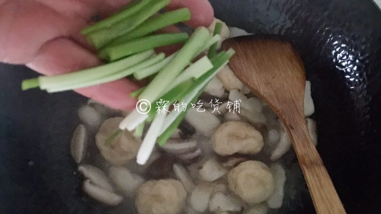 马蹄香菇烩鱼面筋,放入葱段,翻炒均匀。