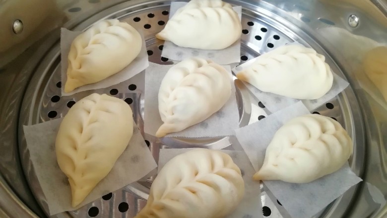 韭菜素馅包子,蒸锅内放水,篦子上铺上油纸,放上做好的包子生胚,盖上锅盖二次发酵15分钟左右,凉水上锅,上汽后大火蒸12分钟关火,焖5分钟左右。