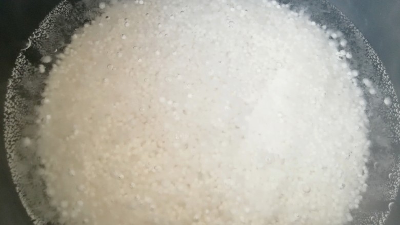 牛奶芒果西米露,不粘锅放足够多的水烧开,下入小西米。