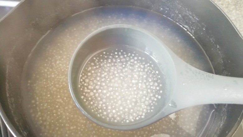牛奶芒果西米露,大概需要15分钟左右,小西米煮至中间还有一点白芯的时候关火,盖上锅盖焖12分钟。