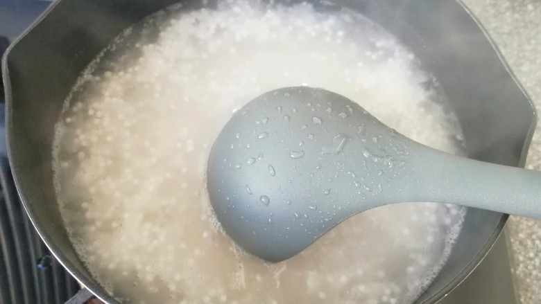 牛奶芒果西米露,再次烧开以后转中小火煮,中间用勺子不时的搅动一下。