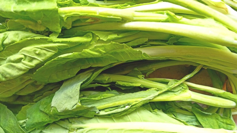 辣炒菜苔,<a style='color:red;display:inline-block;' href='/shicai/ 11659'>菜苔</a>洗净,用手掰成三节