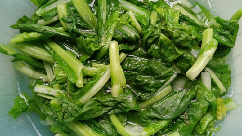 辣炒菜苔,捞出过凉水后,挤干水分备用