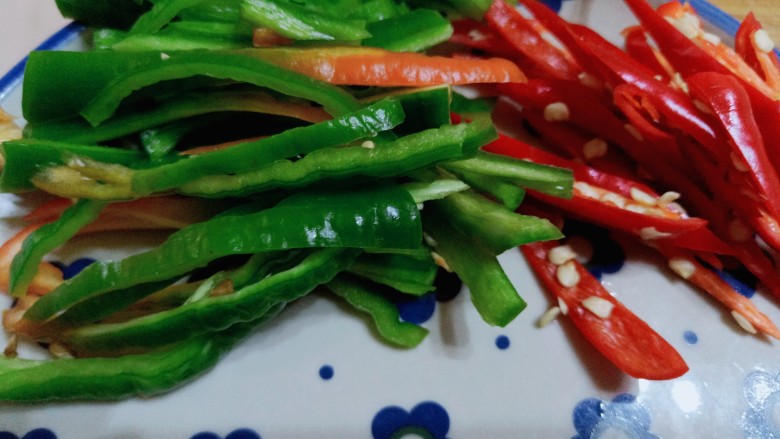 辣炒菜苔,切丝备用